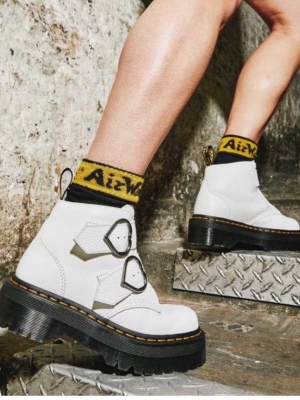 🤍NWOB Dr. Martens Devon Heart Boots WHITE Women’s Size 7🤍 - Picture 2 of 10